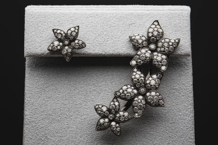 Elegant Floral Brooch