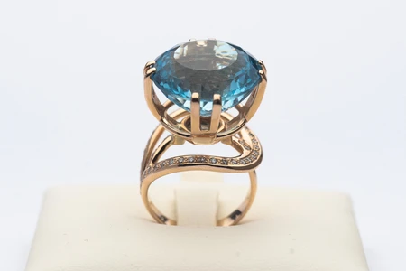 Elegant Gold Ring with Blue Gem
