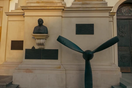 Historical Monument and Sculpture