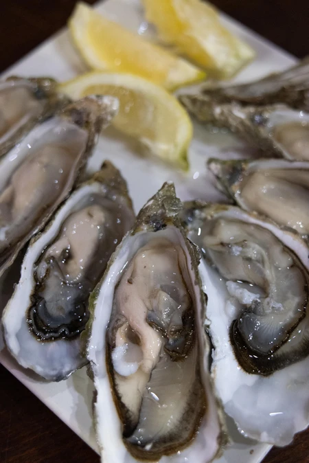 Fresh Oysters with Lemon