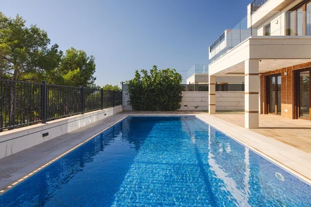 Luxurious Poolside Retreat