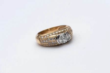 Elegant Gold Diamond Ring