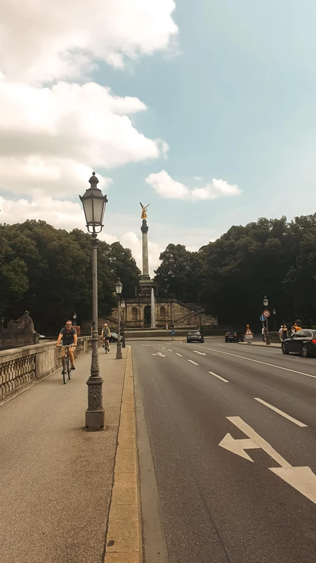 Scenic Avenue with Monument