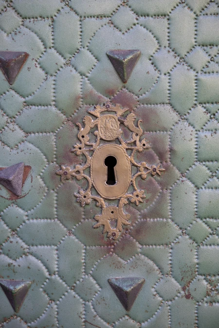 Ornate Keyhole Design