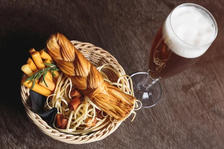 Gourmet Basket with Beverage
