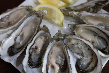 Fresh Oysters with Lemon