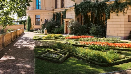 Elegant Garden Courtyard