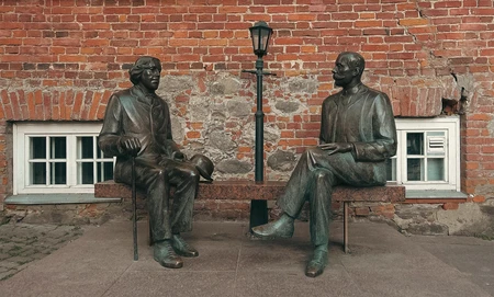 Statue Conversation