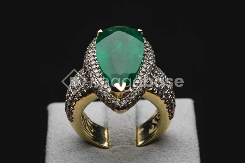Elegant Emerald Ring