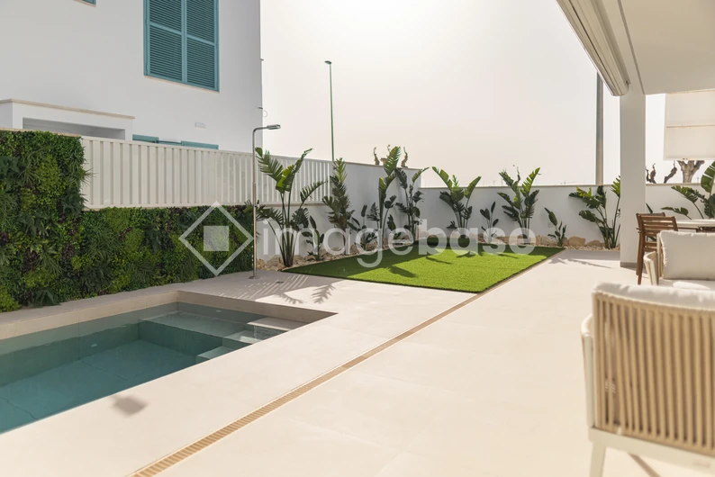 Modern Outdoor Lounge
