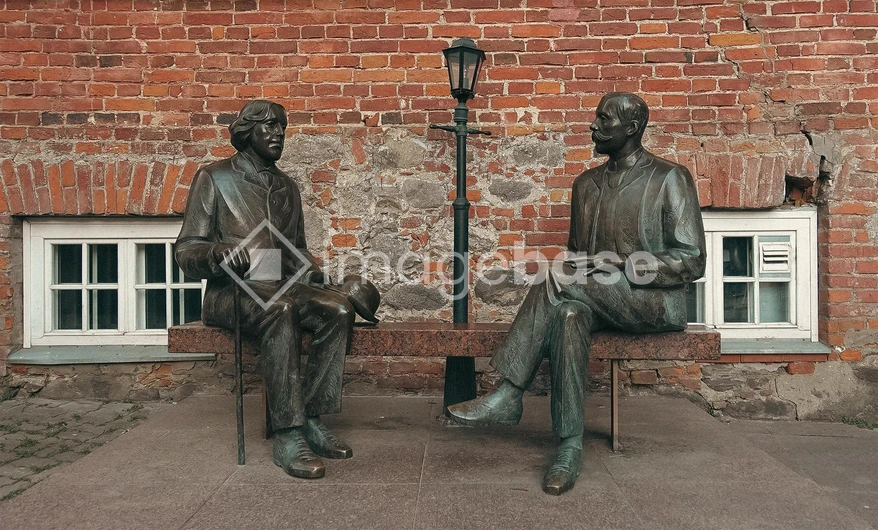 Statue Conversation