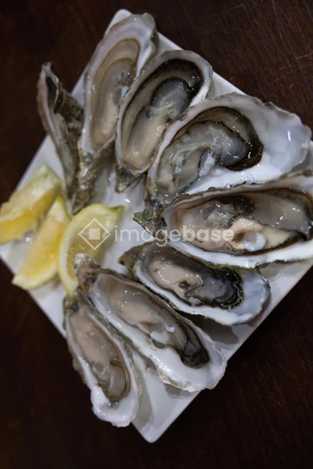 Fresh Oysters with Lemon