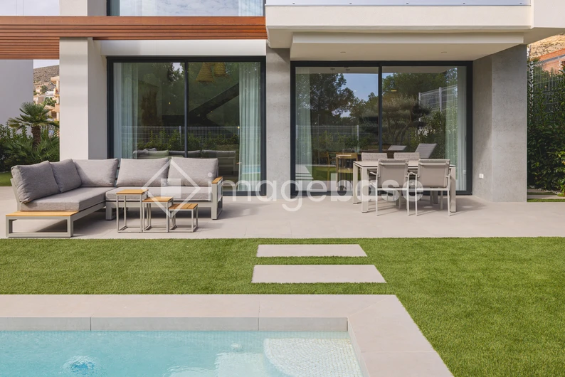 Modern Outdoor Living Space
