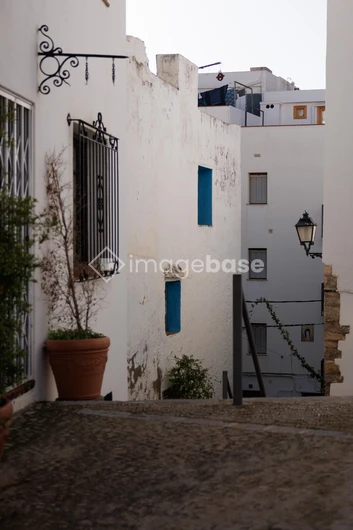 Charming Alleyway with Mediterranean Flair