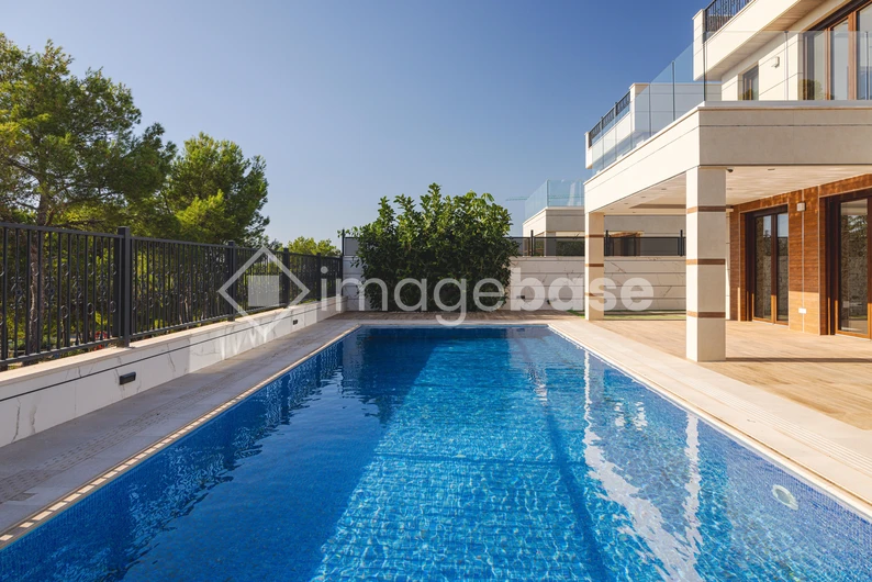 Luxurious Poolside Retreat