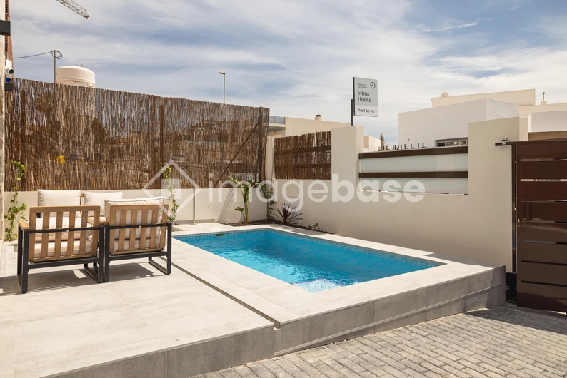Modern Poolside Patio