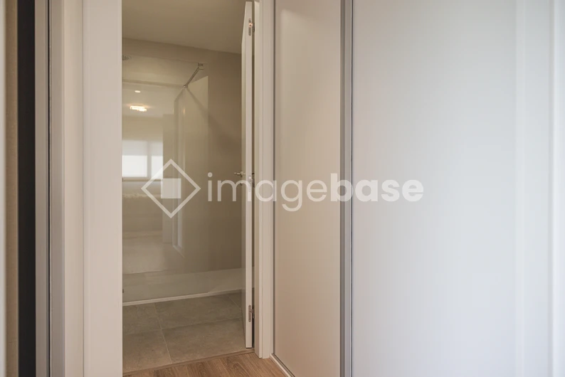 Minimalist Bathroom Doorway