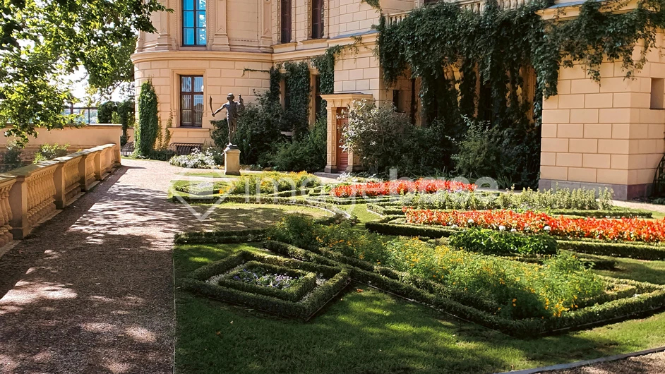 Elegant Garden Courtyard