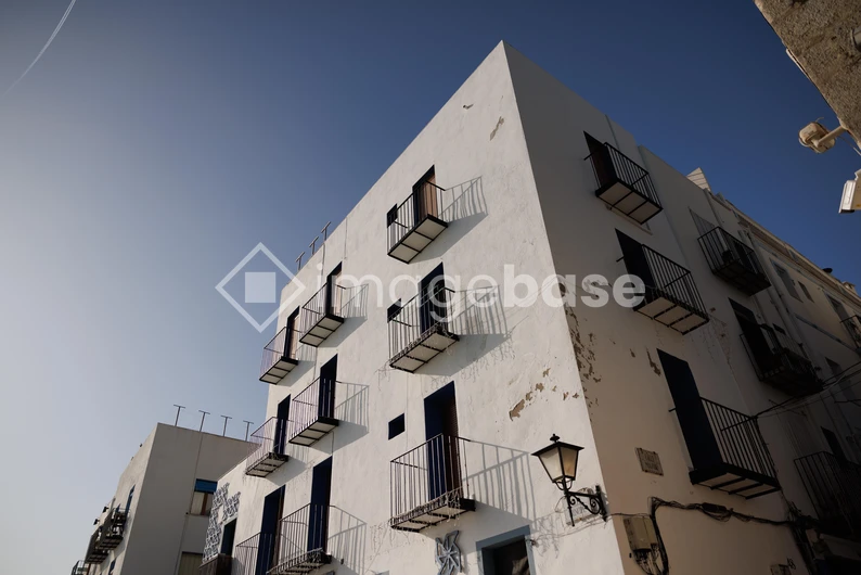 Sunlit Urban Architecture