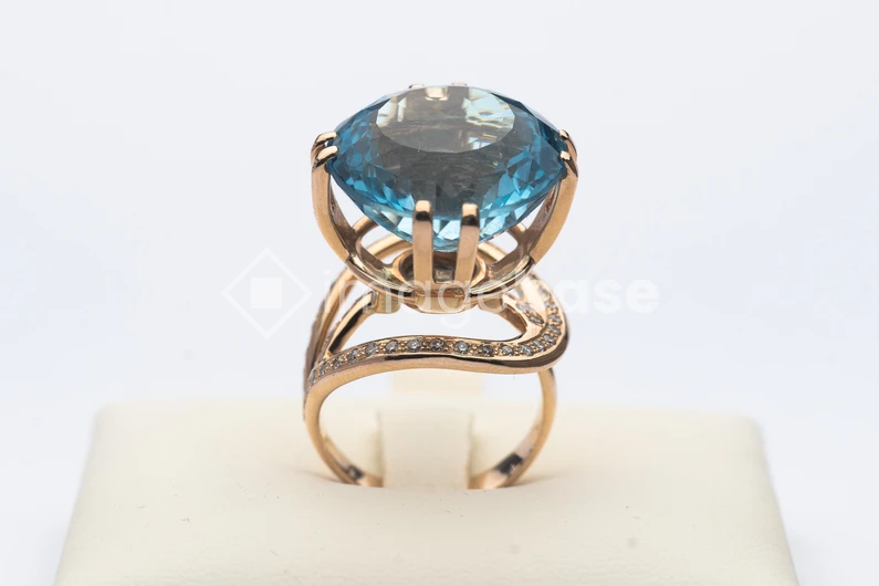 Elegant Gold Ring with Blue Gem