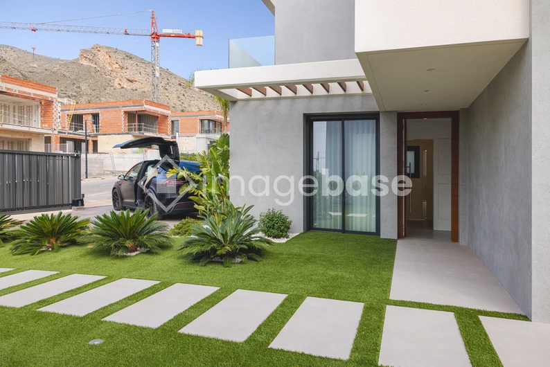 Modern Villa with Garden